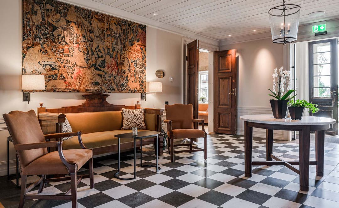 Hotellobbyn. Golv: Kalk Classic och Marmi