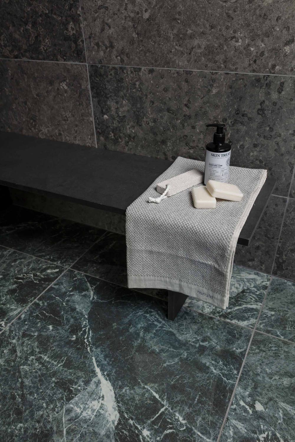 Vägg: Kalk Grey Golv: Marmoker Verde