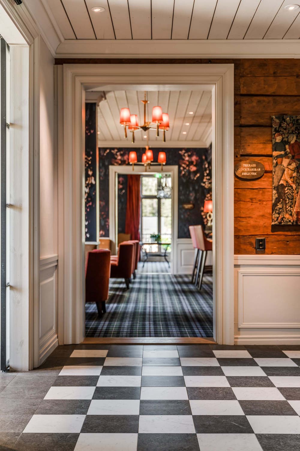 Hotellobbyn. Golv: Kalk Classic och Marmi