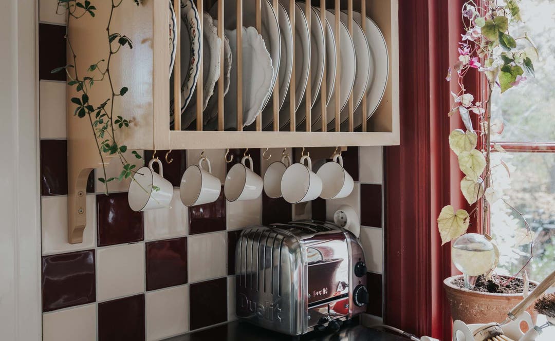 Kakel: Atelier i färgerna Creme och Sangue de Boi (dessa färger ingår i beställningssortimentet)