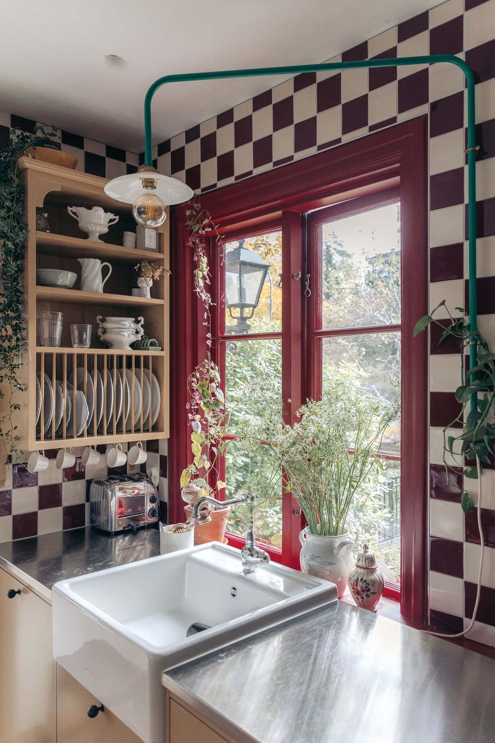 Kakel: Atelier i färgerna Creme och Sangue de Boi (dessa färger ingår i beställningssortimentet)