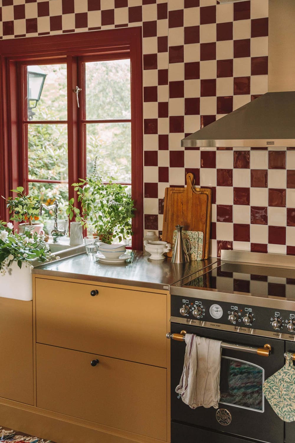 Kakel: Atelier i färgerna Creme och Sangue de Boi (dessa färger ingår i beställningssortimentet)