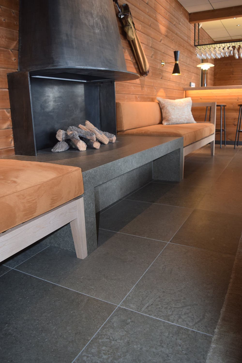 Golfrestaurangen Bistron. Golv och eldstad: Kalk Classic